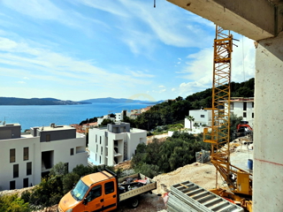 Attico con due camere da letto con vista mare e terrazza sul tetto a Čiovo, zona Salduna vicino al campeggio Rožac - 72 m2 + 85 m2 di terrazza sul tetto